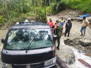 Babinsa Kecamatan Nangapanda Bantu Warga Terdampak Banjir dan Laksanakan Komsos di Desa Thiweria