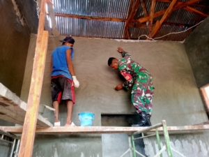 Babinsa Koramil 1627-03/Batutua Laksanakan Monitoring Wilayah dan Bantu Warga Binaan