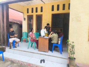 Babinsa Koramil 1624-01/Larantuka Dampingi Penyaluran Bantuan Pangan di Desa Latonliwo