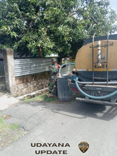 Babinsa Koramil 1628-01/Taliwang Serda Mursaha Gerak Cepat Dampingi Penyaluran Air Bersih untuk Warga Labuhan Kertasari