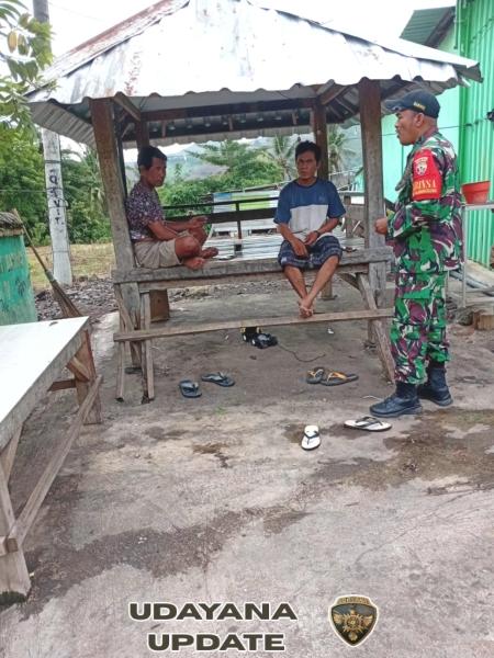 Babinsa Anamina Laksanakan Komsos dan Monitoring Wilayah Demi Jaga Kamtibmas