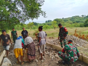 Koramil Talibura dan Warga Kringa Bersatu Bangun Jalan Rabat untuk Tingkatkan Akses Desa