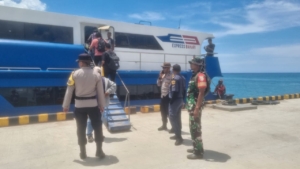 Piket Koramil 1627-01/Ba’a Laksanakan Pemantauan Arus Kedatangan Kapal Expres Bahari 8E