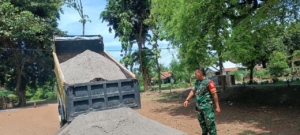 Babinsa Alok Dampingi Penurunan Material Pembangunan Koperasi Merah Putih