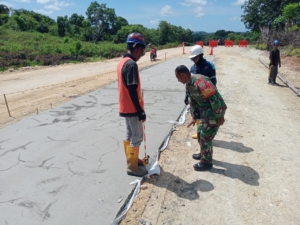 Babinsa Kawal Pembangunan Kawasan K-SIGN di Wilayah Rote Timur dan Landu Leko