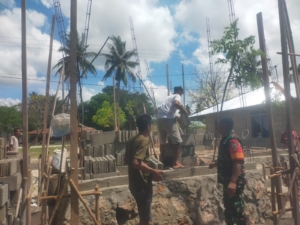 Babinsa Koramil 03/Pahunga Lodu Gotong Royong Bantu Pemasangan Batako Rumah Warga Hadakamali