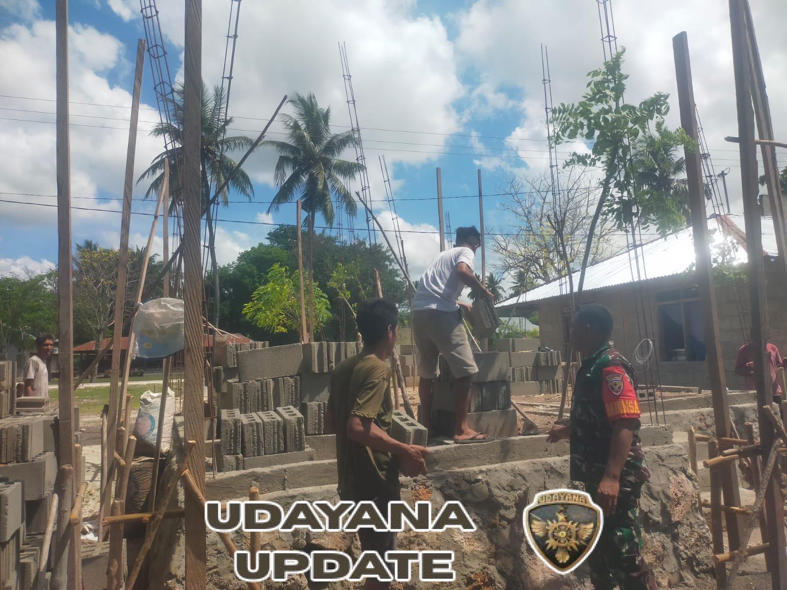 Babinsa Koramil 03/Pahunga Lodu Gotong Royong Bantu Pemasangan Batako Rumah Warga Hadakamali