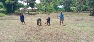 Babinsa Koramil 04/Tabundung Dampingi Warga Tanam Padi Gogo di Desa Praingkareha