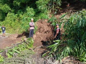 Babinsa Gerak Cepat Cek Longsor di BTN Dopang