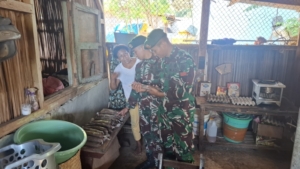 Satgas Pos Motaain Latih Warga Silawan Kembangkan Usaha Kerupuk Ikan