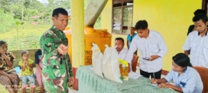 Tingkatkan Ketertiban, Babinsa Koramil 01/Loli Hadiri Penyaluran Bantuan Pangan