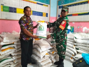 Koramil 1608-01/Rasanae Kawal Penyaluran 218 Karung Beras dan Minyak Bimoli