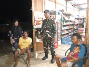 Piket Koramil 1628-04/Poto Tano Tingkatkan Keamanan Lingkungan Lewat Patroli Malam