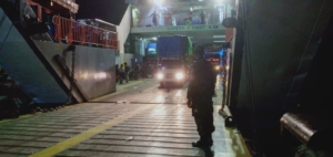 Babinsa Pantau Ketat Kedatangan Kapal Garda Maritim 3 di Pelabuhan Pantai Baru