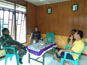 Babinsa Koramil 1602-03/Detusoko Laksanakan Komsos dan Pemantauan di Desa Kuru