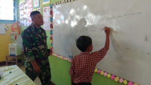 Kodim 1606 Mataram Ajarkan Matematika Gasing di Dasan Geres