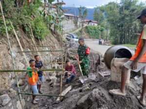 Babinsa Koramil Wolowaru Gelar Karya Bakti dan Pamwil Bersama Warga Desa Lunggaria