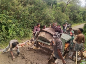 Babinsa Koramil Detusoko Gelar Komsos dan Bantu Pembuatan Rabat Jalan di Desa Kuru