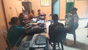 Babinsa Ramil 1602-01/Ende Bersinergi dengan Desa Sokoria Selatan Laksanakan Puldata dan Pamwil