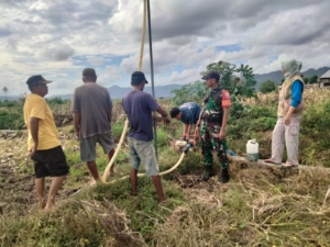 TNI AD Bersama PPL dan Poktan Perkuat Ketersediaan Air di Lahan Pertanian Desa Naru