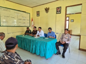 Babinsa Koramil 1612-02/Reok Ikut Cari Solusi: Antrean BBM Membludak, Babinsa Hadir Tekan Permasalahan di Lapangan