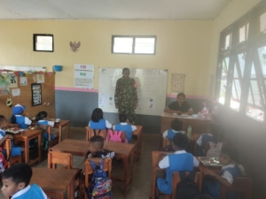 Ribuan Anak Didik Terima Makanan Bergizi, Babinsa 1627-02/PB Lakukan Pendampingan