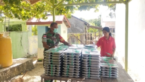Babinsa Rote Timur Dampingi Pemberian Makanan Sehat Bergizi di Yayasan Terdinda Berkat Lancar