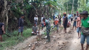 Babinsa Koramil 1621-02 Bantu Warga Bersihkan Jalan Rusak di Fatukolo Akibat Hujan Deras