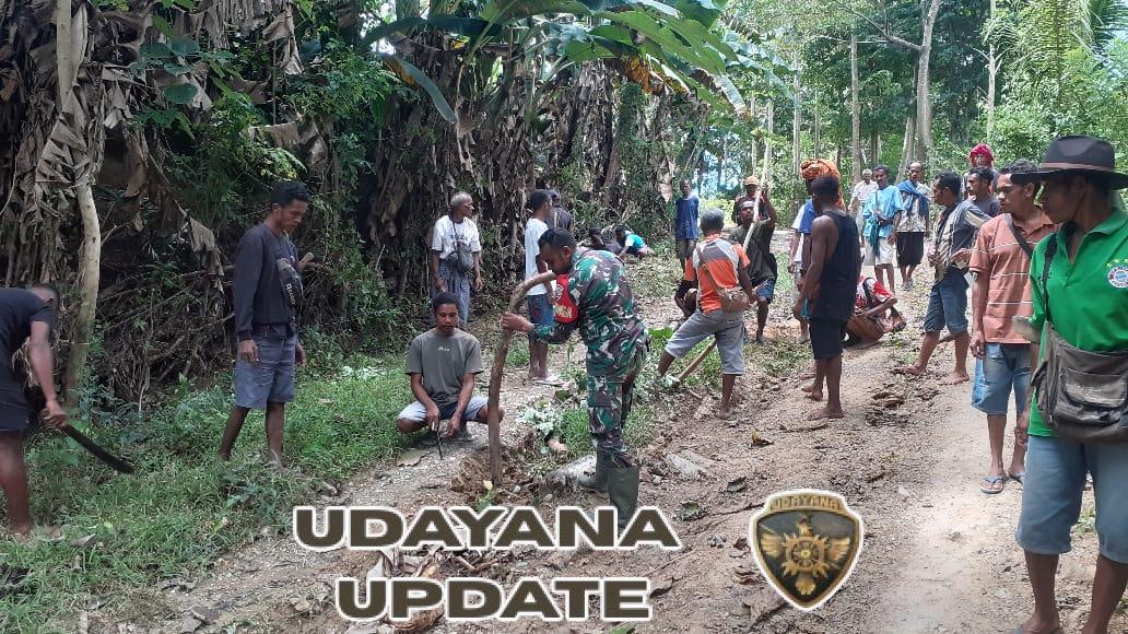 Babinsa Koramil 1621-02 Bantu Warga Bersihkan Jalan Rusak di Fatukolo Akibat Hujan Deras
