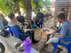 Babinsa Koramil 1624-04/Omesuri Laksanakan Monitoring Wilayah di Desa Bareng