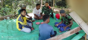 Babinsa Sertu Muksin Laksanakan Komsos dan Pemantauan Wilayah di Desa Lunggaria