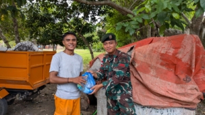 Satgas Yonarmed 12 Kostrad Gelar Jumat Berkah, Sembako Dibagikan di Umanen