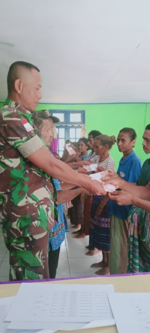 Babinsa Bonmuti Dampingi Penyaluran Bantuan BLT Tahap Dua