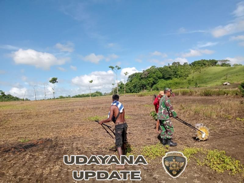 Pererat Komsos, Babinsa Katikutana Turun ke Ladang Bersama Petani Sumba Tengah