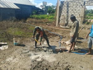 TNI Hadir untuk Rakyat: Babinsa Sumba Tengah Bantu Pembangunan Rumah Warga
