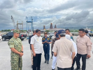 Dandim 1601/Sumba Timur Dampingi Kunjungan Kerja Deputi Kemenko dan Menteri Perikanan dan Kelautan di Pelabuhan Waingapu