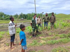 Babinsa Lewa Dampingi Pengukuran Batas Tanah di Desa Praihambuli