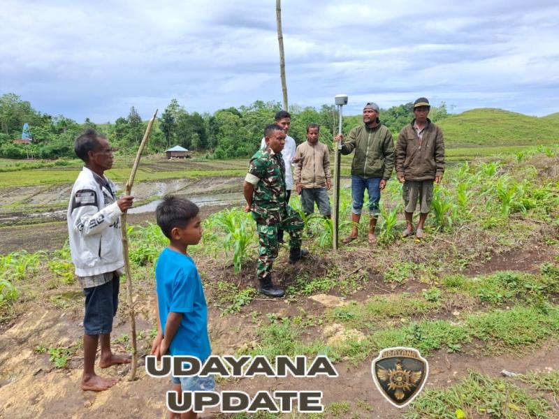 Babinsa Lewa Dampingi Pengukuran Batas Tanah di Desa Praihambuli