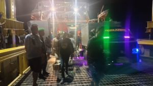 Babinsa Koramil 1627-02 Pantai Baru Laksanakan Pengamanan Kedatangan Kapal di Pelabuhan ASDP