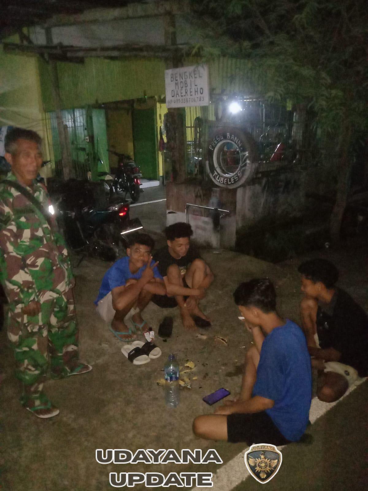 Babinsa Kwangko Gelar Patroli dan Silaturahmi Jaga Kondusivitas Wilayah Manggelewa