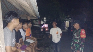 Babinsa O’O Ajak Pemuda Jaga Kamtibmas Saat Ronda Malam di Dusun Berkah