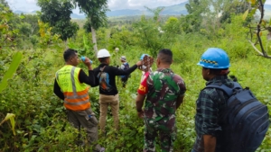 Babinsa Aesesa Dampingi Tim Pertanahan Lakukan Pengukuran Penlok 2 Waduk Lambo di Labolewa