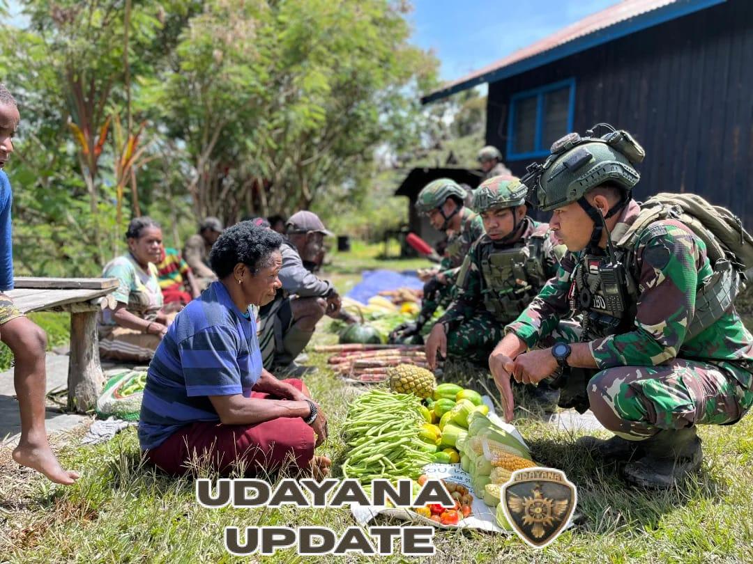 Satgas Yonif 743/PSY Borong Hasil Kebun Mama Papua di Puncak Jaya