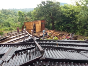 Puting Beliung Terjang Desa Munerana, Babinsa Gerak Cepat Lakukan Pendataan Korban