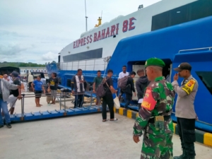 Koramil 1627-01/Ba’a Pantau Kedatangan Kapal Expres Bahari 8E di Pelabuhan Ba’a