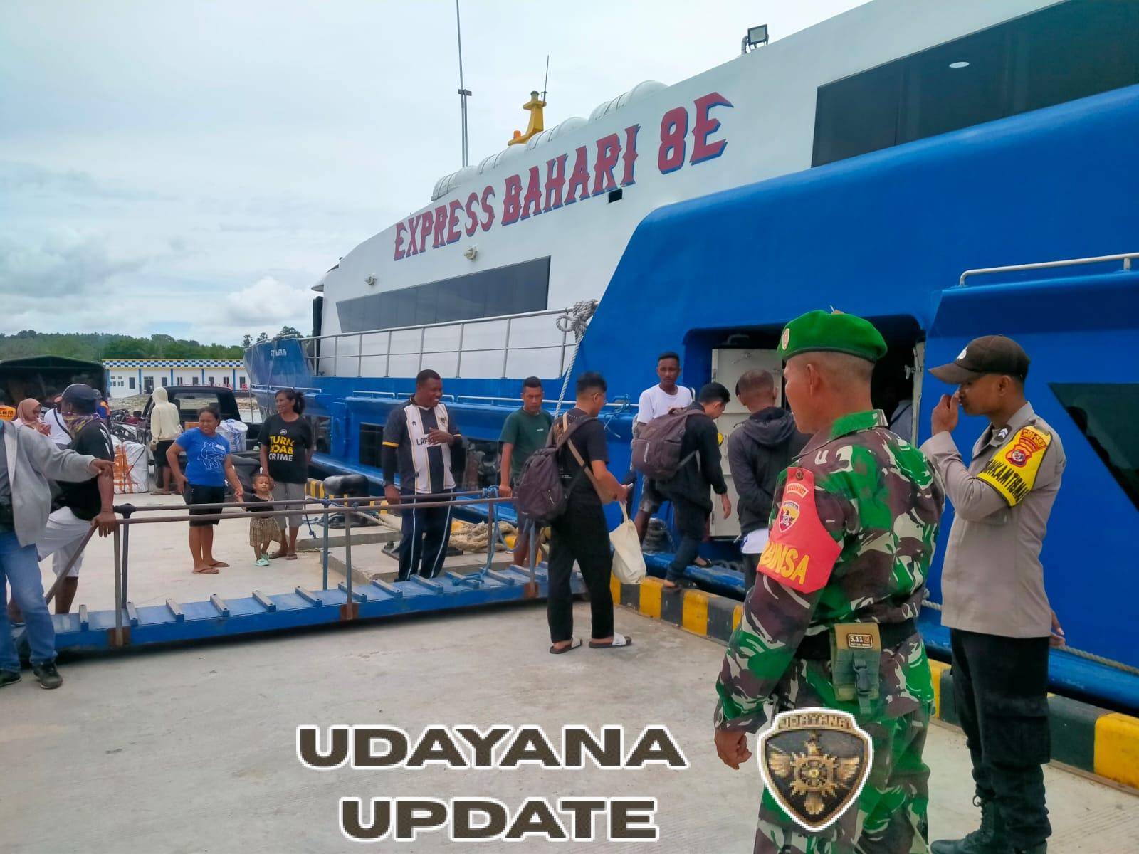 Koramil 1627-01/Ba’a Pantau Kedatangan Kapal Expres Bahari 8E di Pelabuhan Ba’a