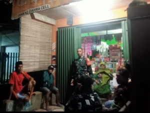 Babinsa Koramil Monta Perkuat Patroli dan Ronda Malam dengan Edukasi Lingkungan dan Keamanan