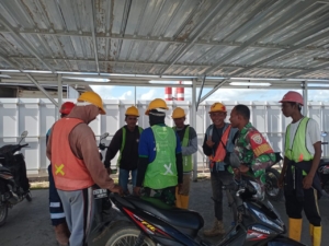 Babinsa Sertu Andre T Kawal Pembangunan Kawasan Sentra Industri Garam Nasional di Rote Ndao