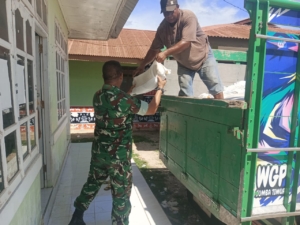 Babinsa Koramil 03/Pahunga Lodu Dampingi Penyaluran Bantuan Beras dan Minyak Goreng di Desa Kaliuda