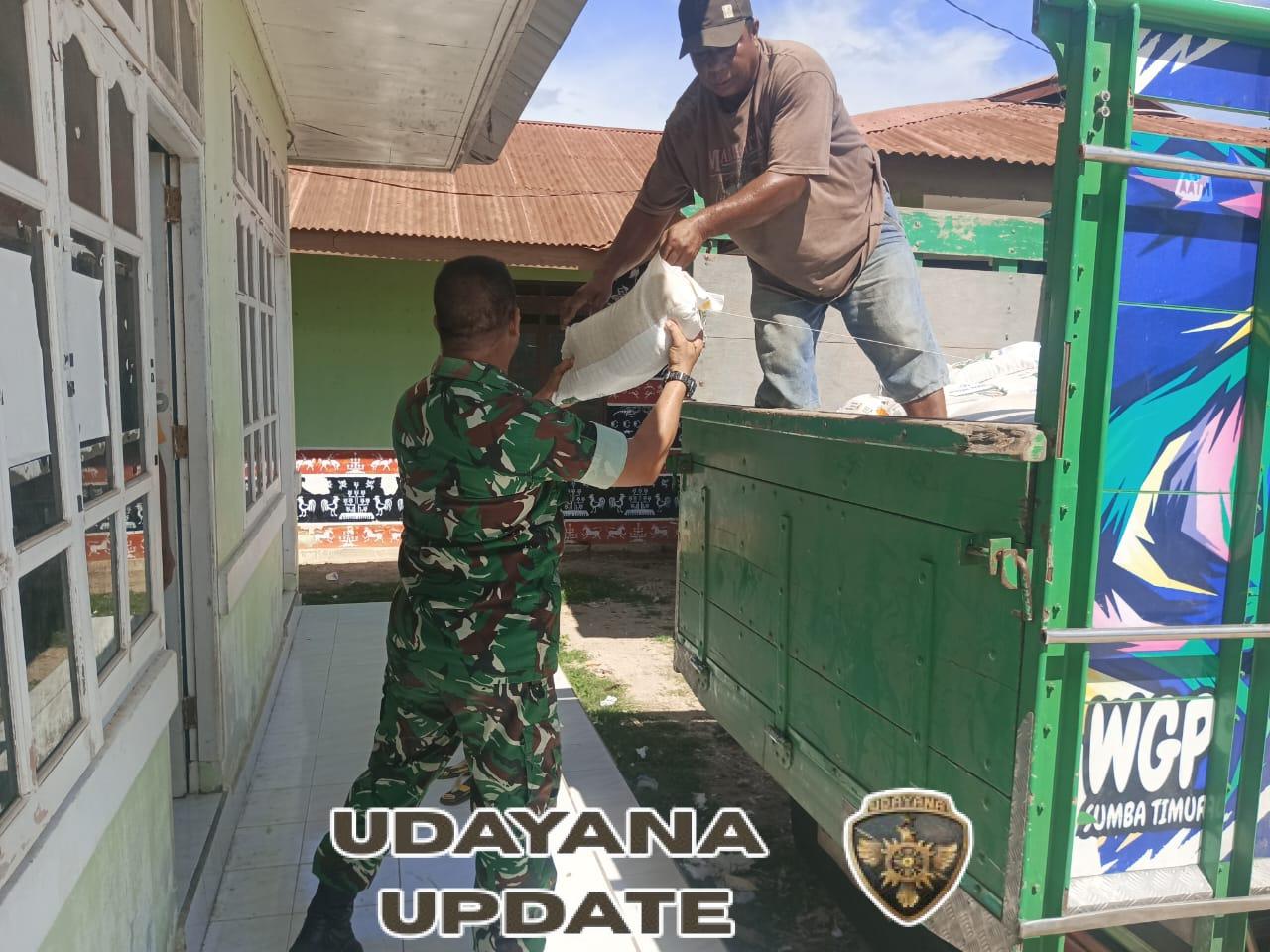 Babinsa Koramil 03/Pahunga Lodu Dampingi Penyaluran Bantuan Beras dan Minyak Goreng di Desa Kaliuda